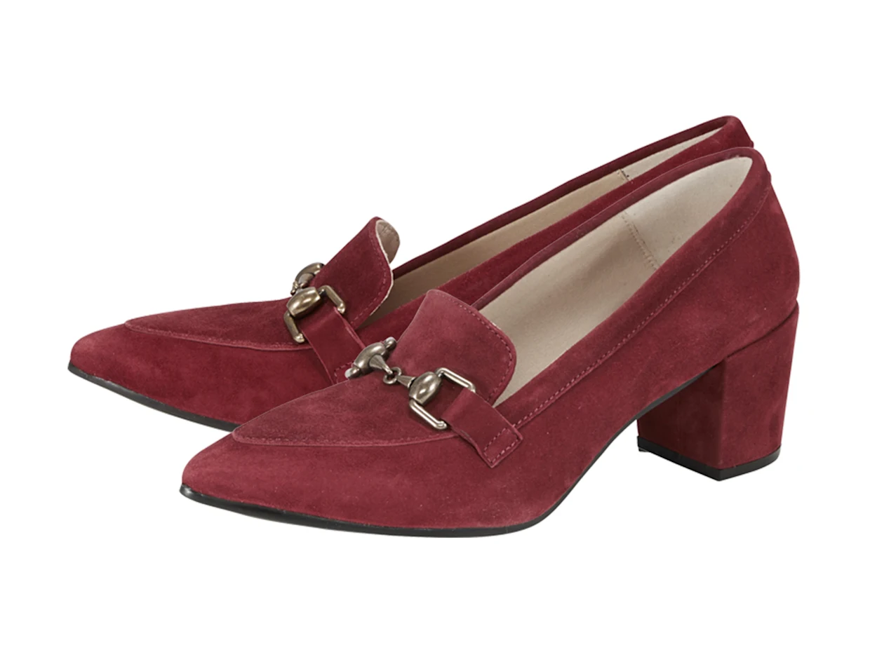 Bordeauxrote Damen-Pumps aus Wildleder mit Blockabsatz und dekorativer Metallschnalle. Bordeauxrote Damen-Pumps aus Wildleder mit Blockabsatz und dekorativer Metallschnalle.