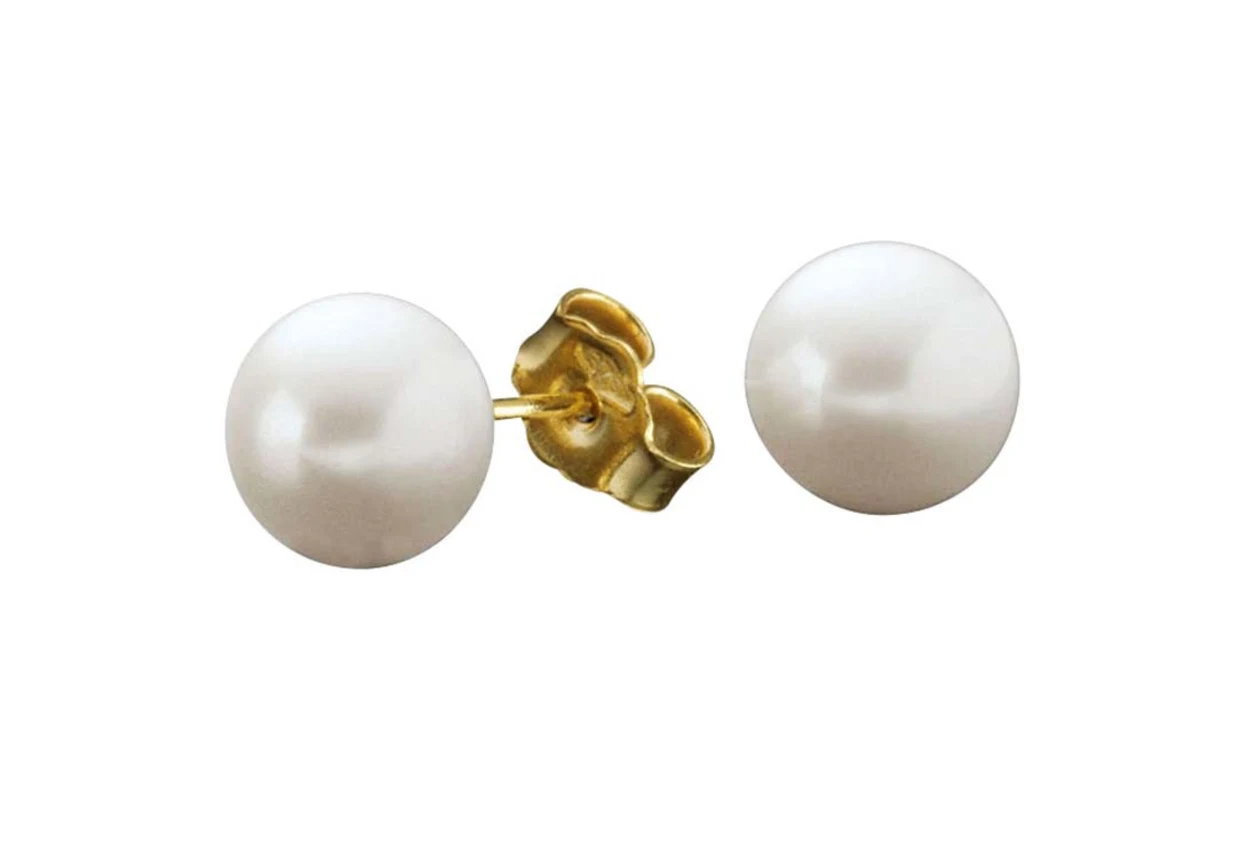 Perlen-Ohrstecker mit weißer Perle und goldener Steckverschluss.