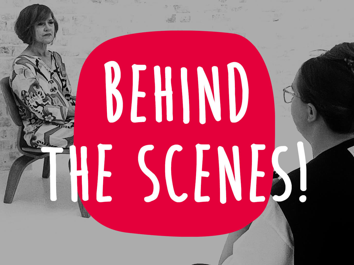 Ein Bild mit schwarz-weißem Hintergrundfoto und rotem Textfeld, mit dem Text 'Behind the Scenes!'. Der Hintergrund zeigt eine Szene aus einem Fotoshooting: Links sitzt eine Frau in einem gemusterten Kleid auf einem Stuhl vor einer weißen Backsteinwand, rechts im Vordergrund sieht man eine weitere Frau von hinten.