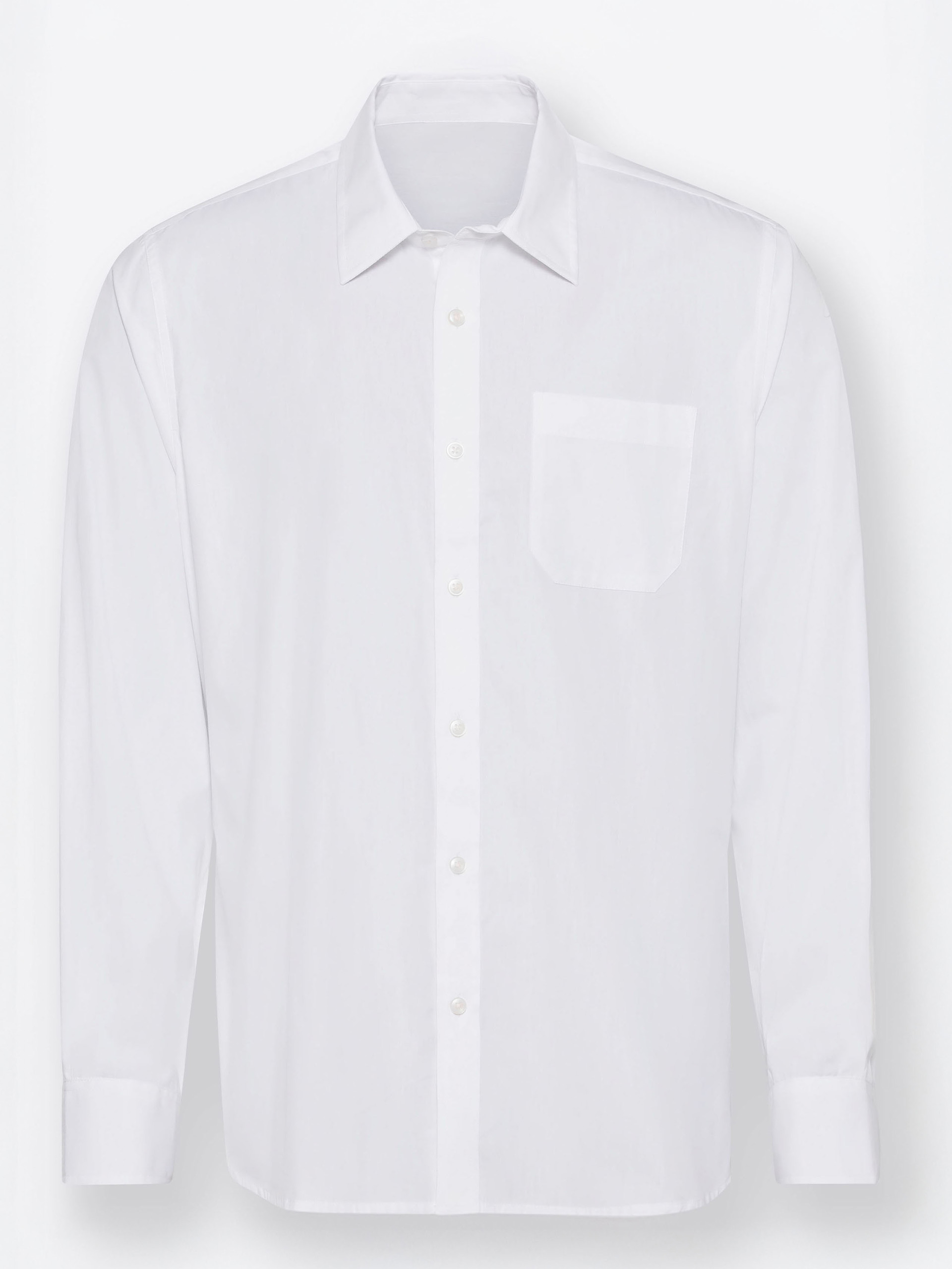 Weißes Herren-Langarmhemd in bügelfreier Qualität mit Kentkragen, durchgehender Knopfleiste, 1 aufgesetzten Brusttasche, verstellbaren Manschetten und leicht abgerundetem Saum, vor hellem Hintergrund.