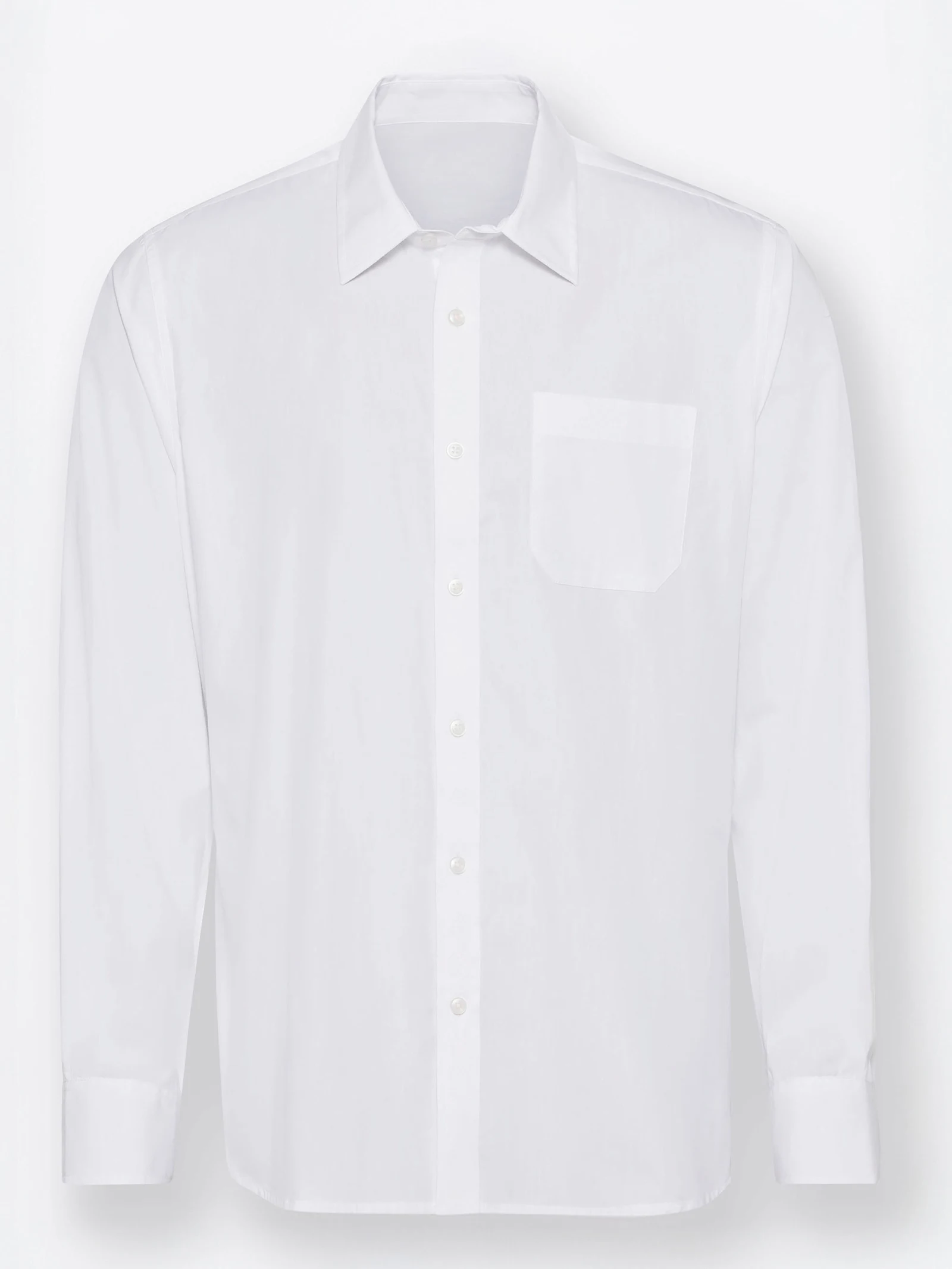 Weißes Herren-Langarmhemd in bügelfreier Qualität mit Kentkragen, durchgehender Knopfleiste, 1 aufgesetzten Brusttasche, verstellbaren Manschetten und leicht abgerundetem Saum, vor hellem Hintergrund. Weißes Herren-Langarmhemd in bügelfreier Qualität mit Kentkragen, durchgehender Knopfleiste, 1 aufgesetzten Brusttasche, verstellbaren Manschetten und leicht abgerundetem Saum, vor hellem Hintergrund.
