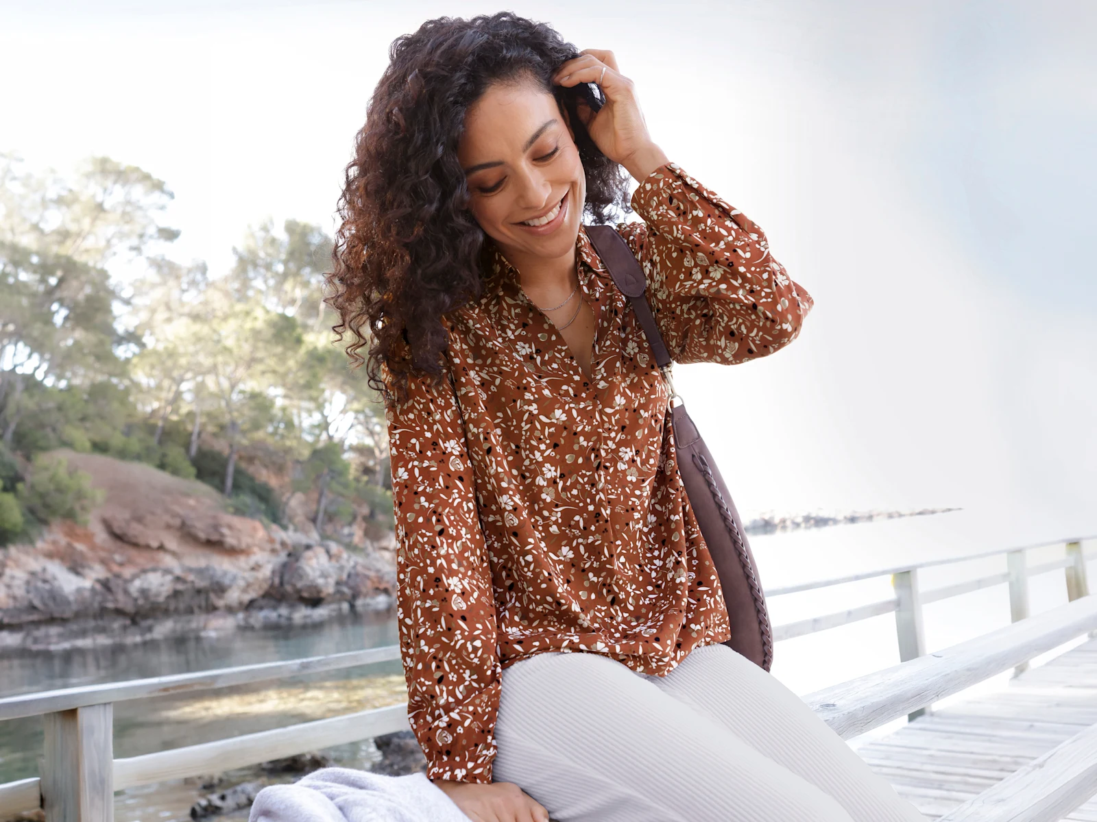 Model in een tuniek met bruin-wit patroon
