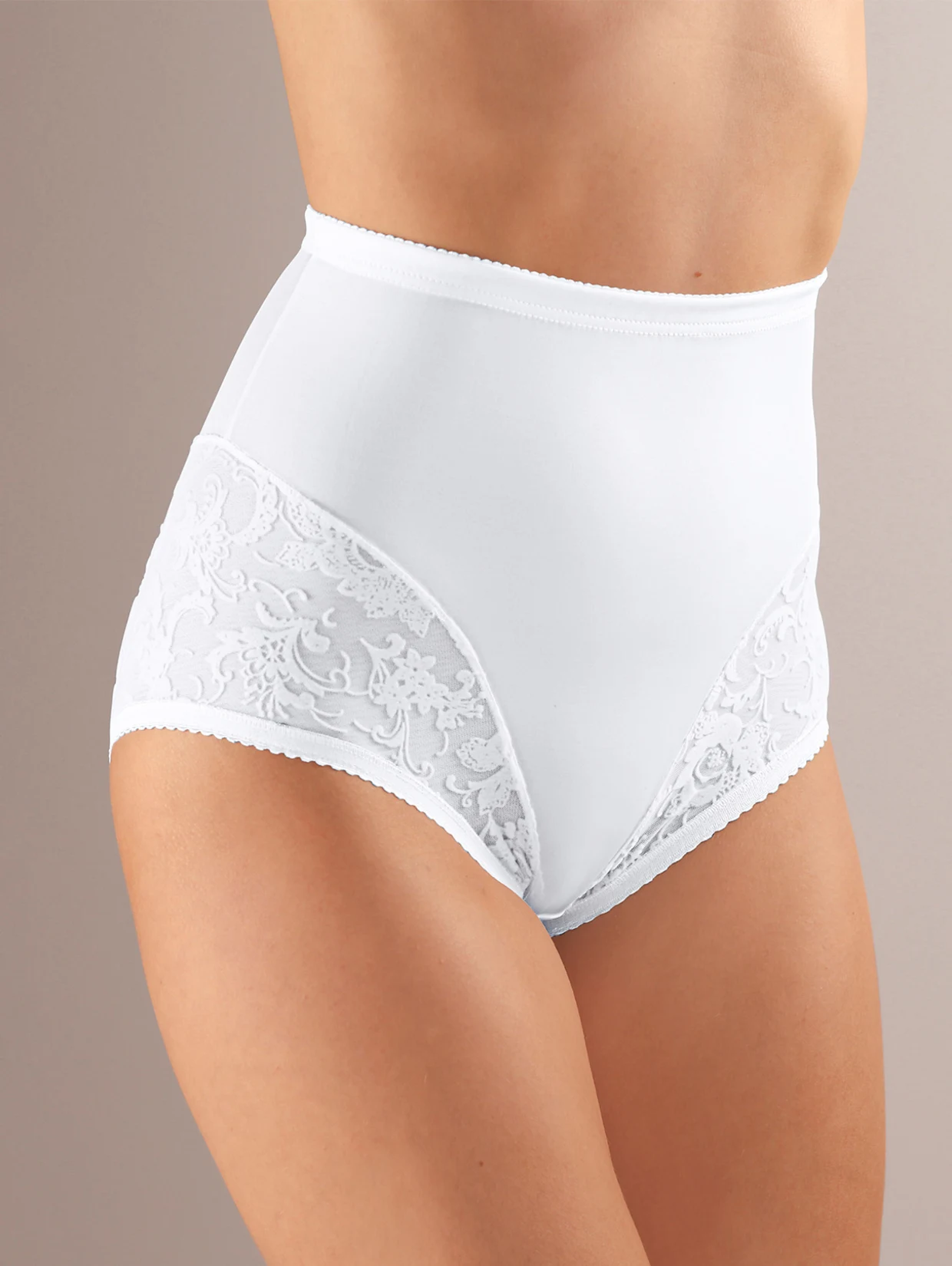 Weiße Taillenslip-Unterhose mit dezenten Spitzenverzierungen an den Seiten, getragen von einer Frau.