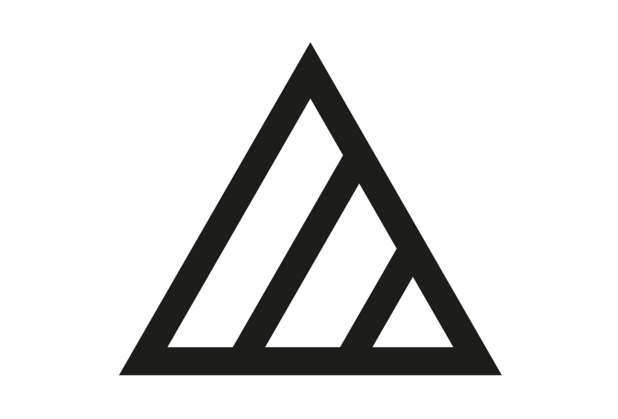 Schwarzes geometrisches Logo in Form eines Dreiecks mit drei parallelen Linien auf weißem Hintergrund. Schwarzes geometrisches Logo in Form eines Dreiecks mit drei parallelen Linien auf weißem Hintergrund.