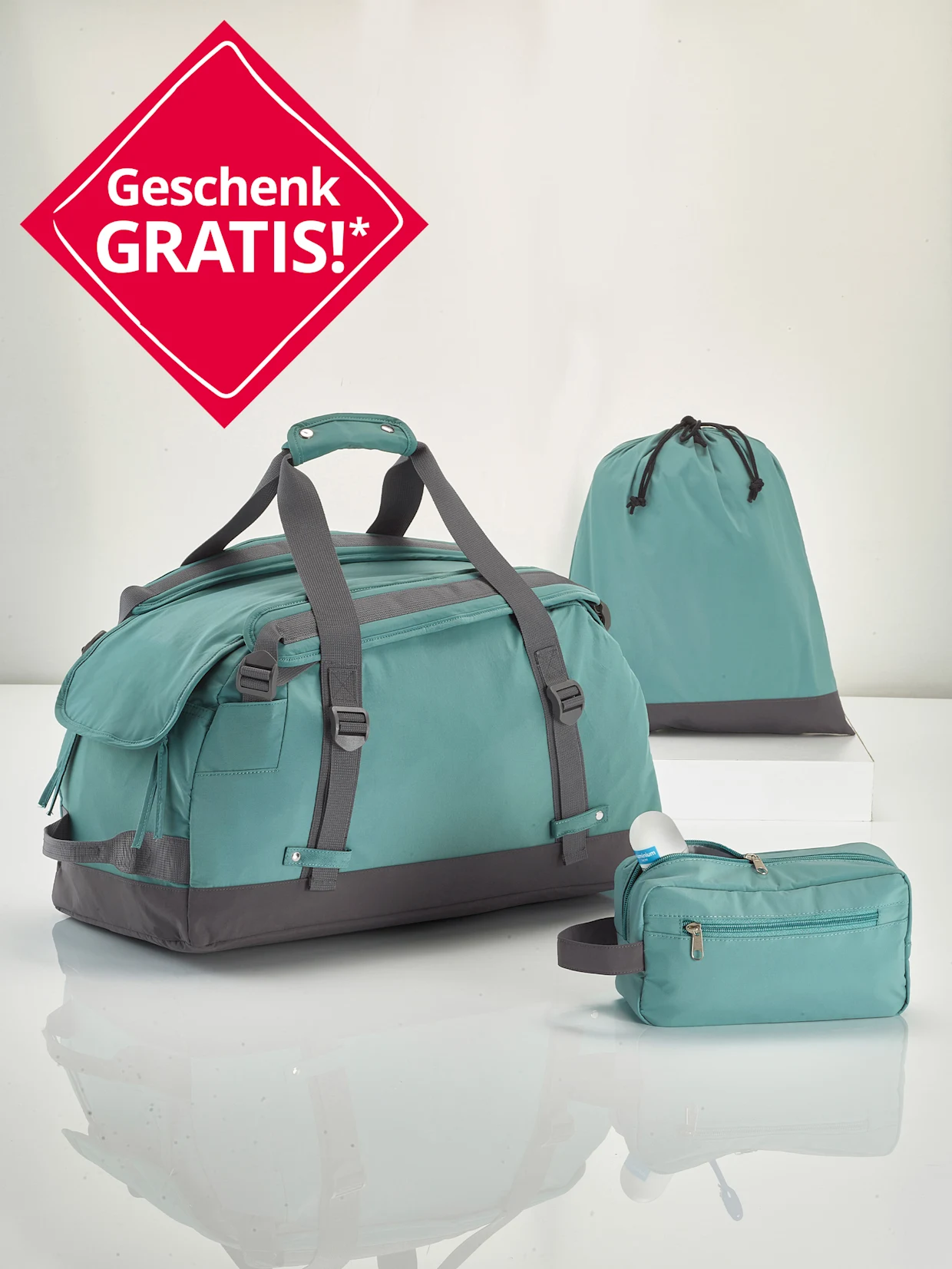 Drei türkisfarbene Taschen in verschiedenen Größen mit grauen Details stehen auf einem weißen Untergrund. Text auf roter Fläche: 'Geschenk GRATIS!*'. Drei türkisfarbene Taschen in verschiedenen Größen mit grauen Details stehen auf einem weißen Untergrund. Text auf roter Fläche: 'Geschenk GRATIS!*'.