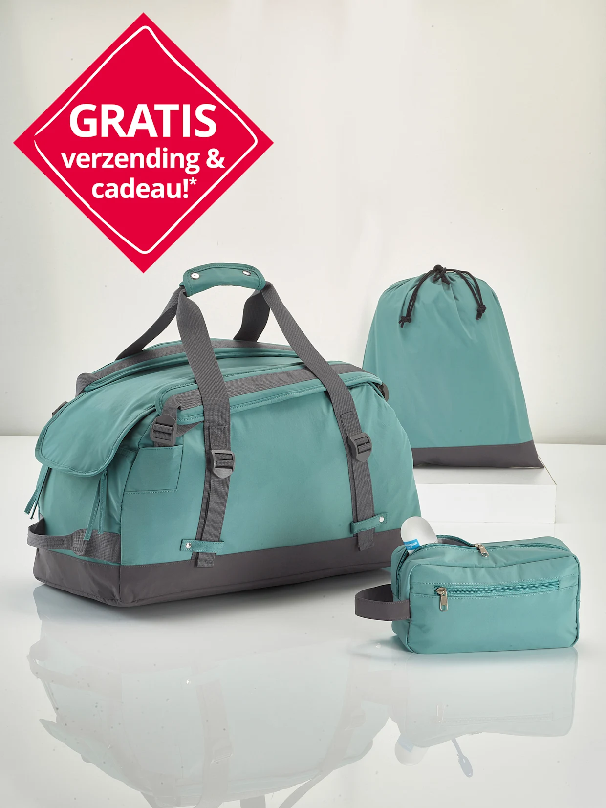 Drie turquoise tassen in verschillende formaten met grijze details op een witte achtergrond. Tekst op rood vlak: 'GRATIS verzending & cadeau!*'. Drie turquoise tassen in verschillende formaten met grijze details op een witte achtergrond. Tekst op rood vlak: 'GRATIS verzending & cadeau!*'.