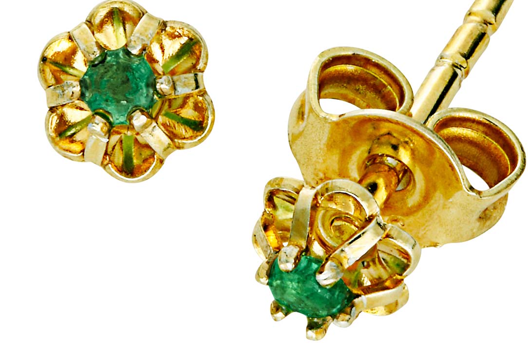 Goldene Ohrstecker in Blumenform mit grünem Edelstein in der Mitte, Nahaufnahme.
