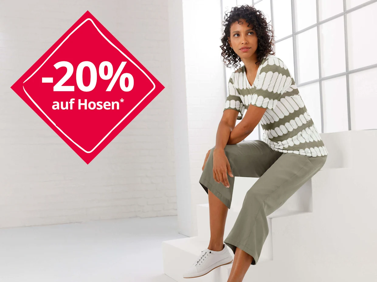Ein Model sitzt in einem hellen Raum, trägt ein gemustertes Shirt und eine olivgrüne Hose. Text auf roter Fläche: '-20% auf Hosen*'. Ein Model sitzt in einem hellen Raum, trägt ein gemustertes Shirt und eine olivgrüne Hose. Text auf roter Fläche: '-20% auf Hosen*'.