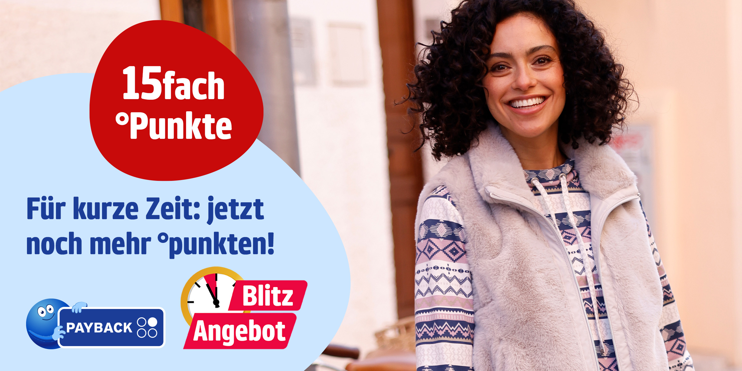 Das Bild zeigt eine Frau mit gemustertem Oberteil und beiger Weste, die im Freien steht. Links steht der Text '15fach °Punkte Für kurze Zeit: jetzt noch mehr °punkten!' auf rotem und hellblauem Hintergrund, daneben das PAYBACK Logo und ein Symbol mit Text 'Blitz Angebot'.