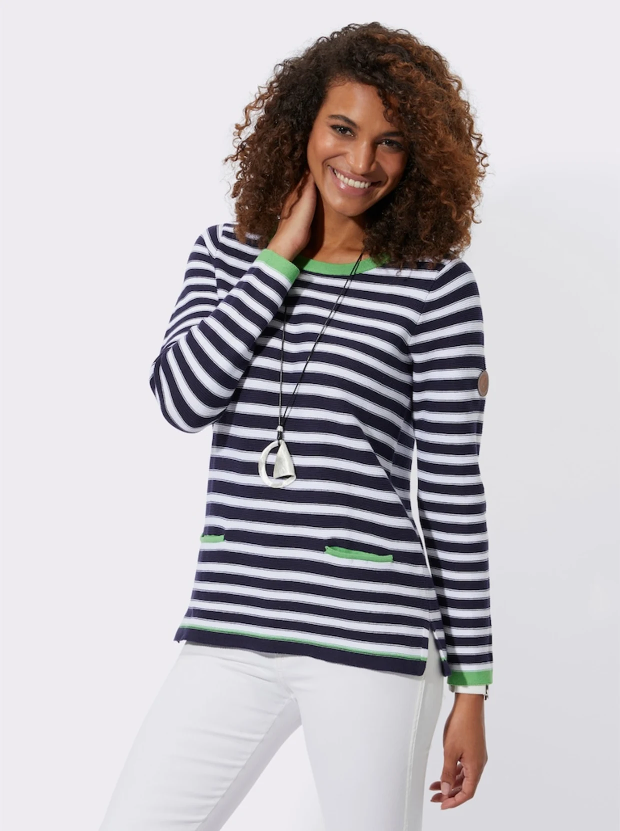 Frau mit Ringel-Pullover in marine weiß grün gestreift. Frau mit Ringel-Pullover in marine weiß grün gestreift.