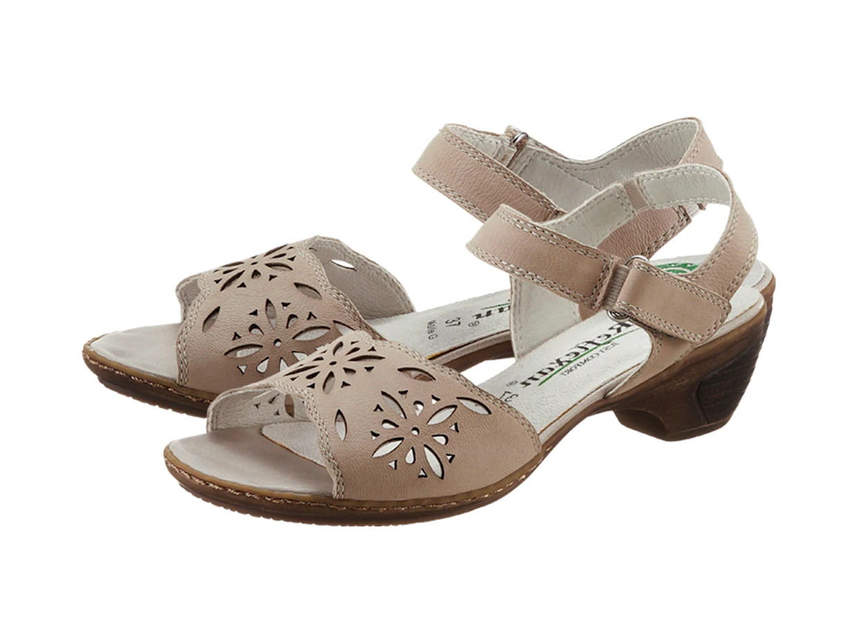 Beige Sandaletten mit floralem Lochmuster, verstellbaren Riemen und kleinem Absatz. Beige Sandaletten mit floralem Lochmuster, verstellbaren Riemen und kleinem Absatz.