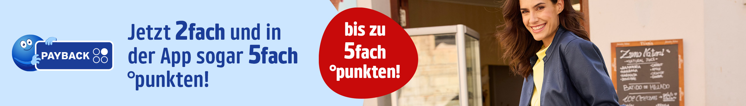 Das Bild zeigt eine Frau in blauer Jacke und gemusterter Hose, die auf einem cremefarbenen Motorroller vor einem Café sitzt. Links steht der Text 'bis zu 5fach °punkten! Jetzt 2fach und in der App sogar 5fach °punkten!' auf rotem und hellblauem Hintergrund. Daneben ist das PAYBACK Logo zu sehen.
