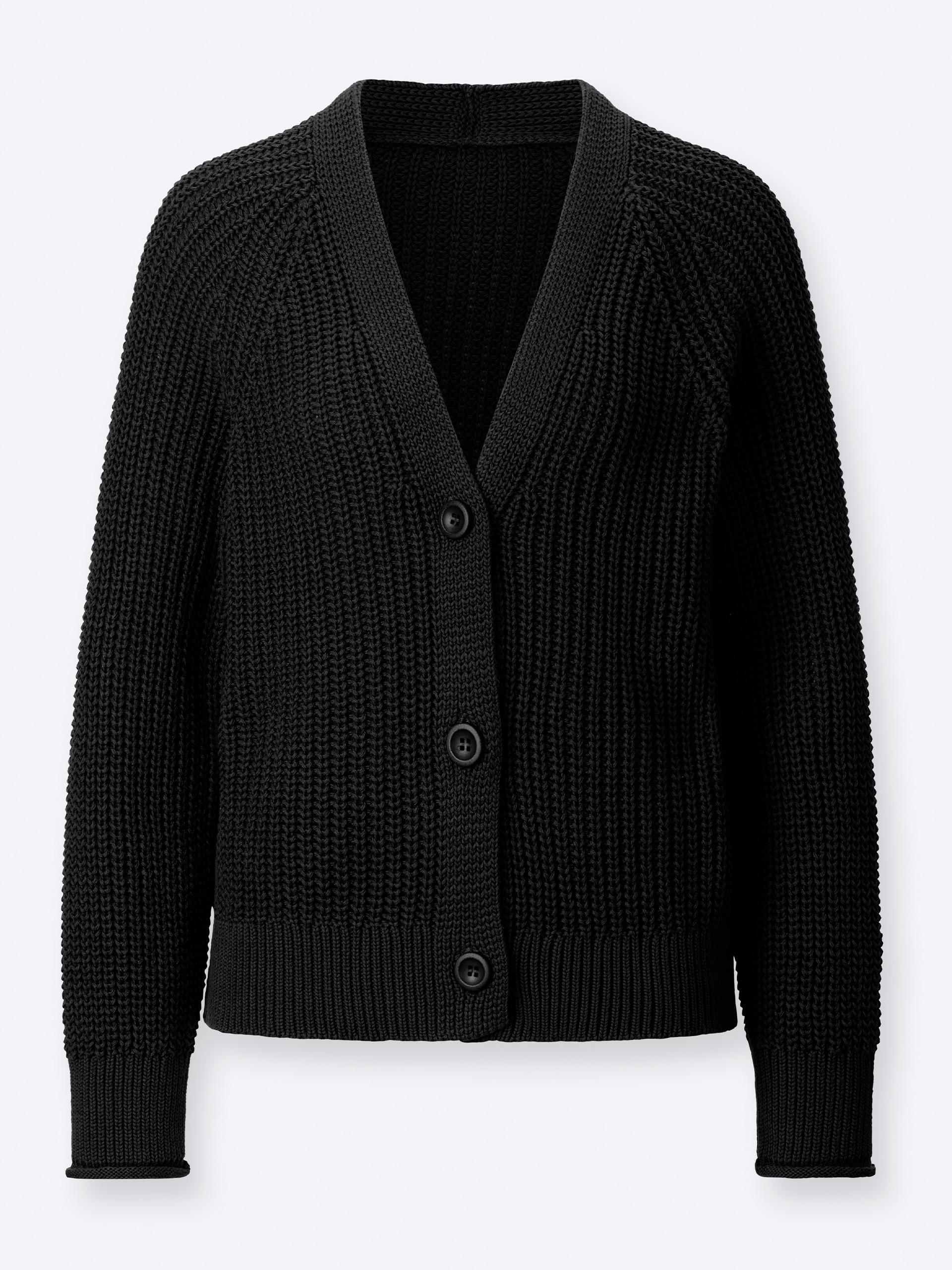 Schwarze Damenstrickjacke in Grobstrick-Muster mit V-Ausschnitt, Knöpfen in Holz-Optik und Rippbündchen mit dekorativer Rollkante am Abschluss der langen Raglanärmel, vor hellem Hintergrund.