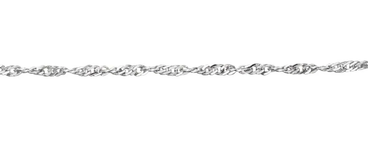 Silberne Halskette mit filigranem Kordeldesign auf weißem Hintergrund. Silberne Halskette mit filigranem Kordeldesign auf weißem Hintergrund.