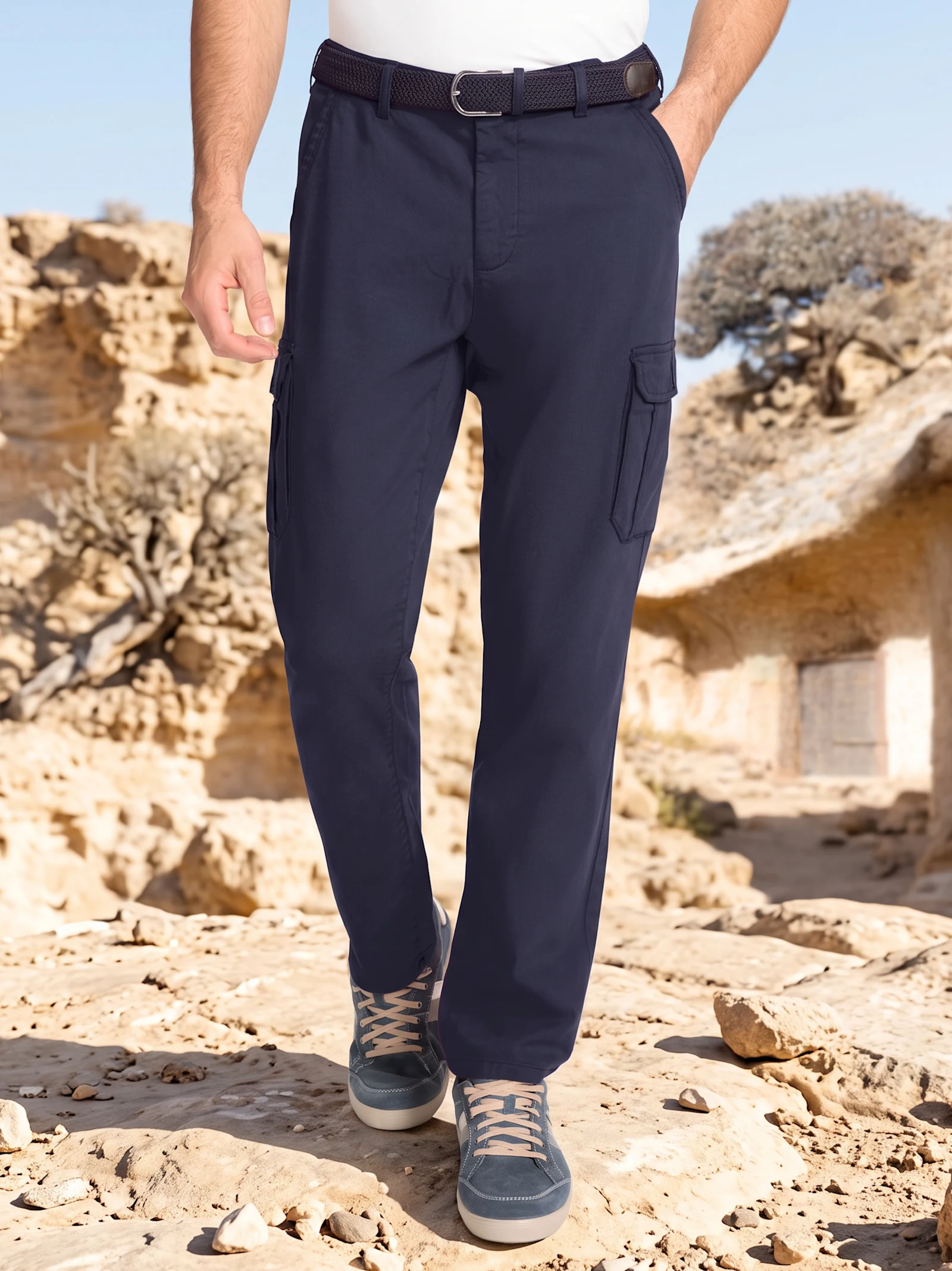 Dunkelblauer Herrenhose im Cargostyle