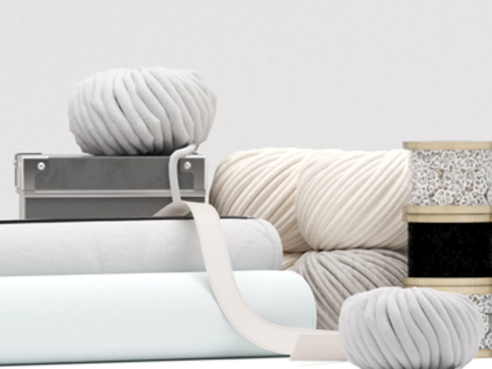 Wol garen en decoratieve linten in neutrale kleuren op een witte achtergrond.