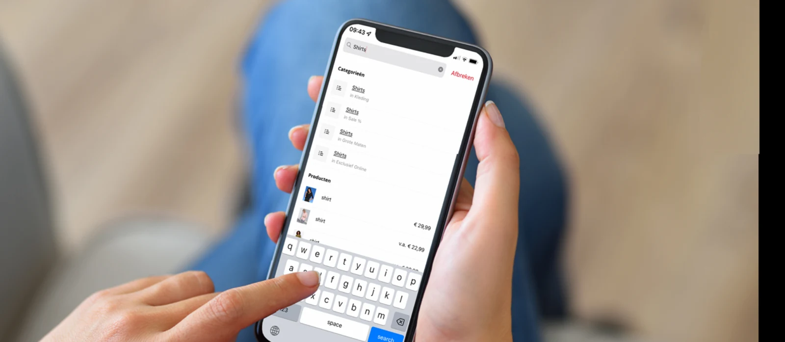 Hand die een smartphone vasthoudt met een winkelapp geopend op het scherm. Hand die een smartphone vasthoudt met een winkelapp geopend op het scherm.