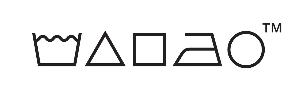Waschpflege-Symbole: Waschwanne, Dreieck, Quadrat, Bügeleisen und Kreis mit TM-Zeichen. Waschpflege-Symbole: Waschwanne, Dreieck, Quadrat, Bügeleisen und Kreis mit TM-Zeichen.