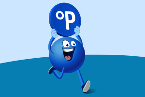 Fröhlicher blauer Cartoon-Charakter hält zwei weiße Einkaufstaschen in den Händen auf hellblauem Hintergrund.