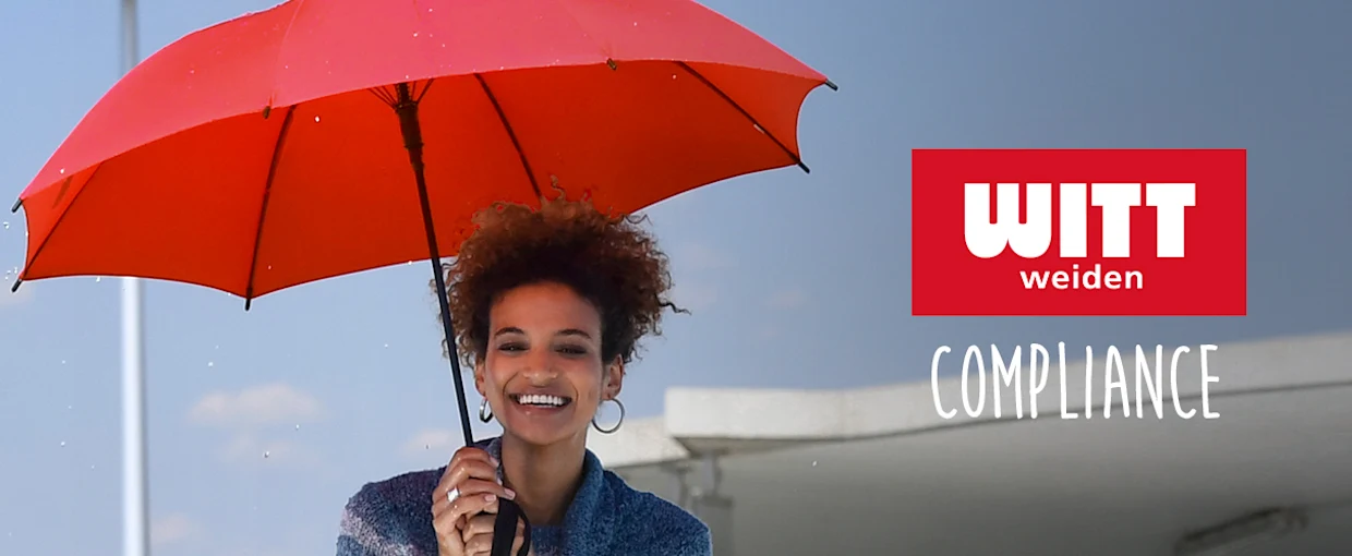 Person unter rotem Regenschirm mit Witt-Weiden-Logo und dem Schriftzug "Compliance" vor blauem Himmel. Person unter rotem Regenschirm mit Witt-Weiden-Logo und dem Schriftzug "Compliance" vor blauem Himmel.