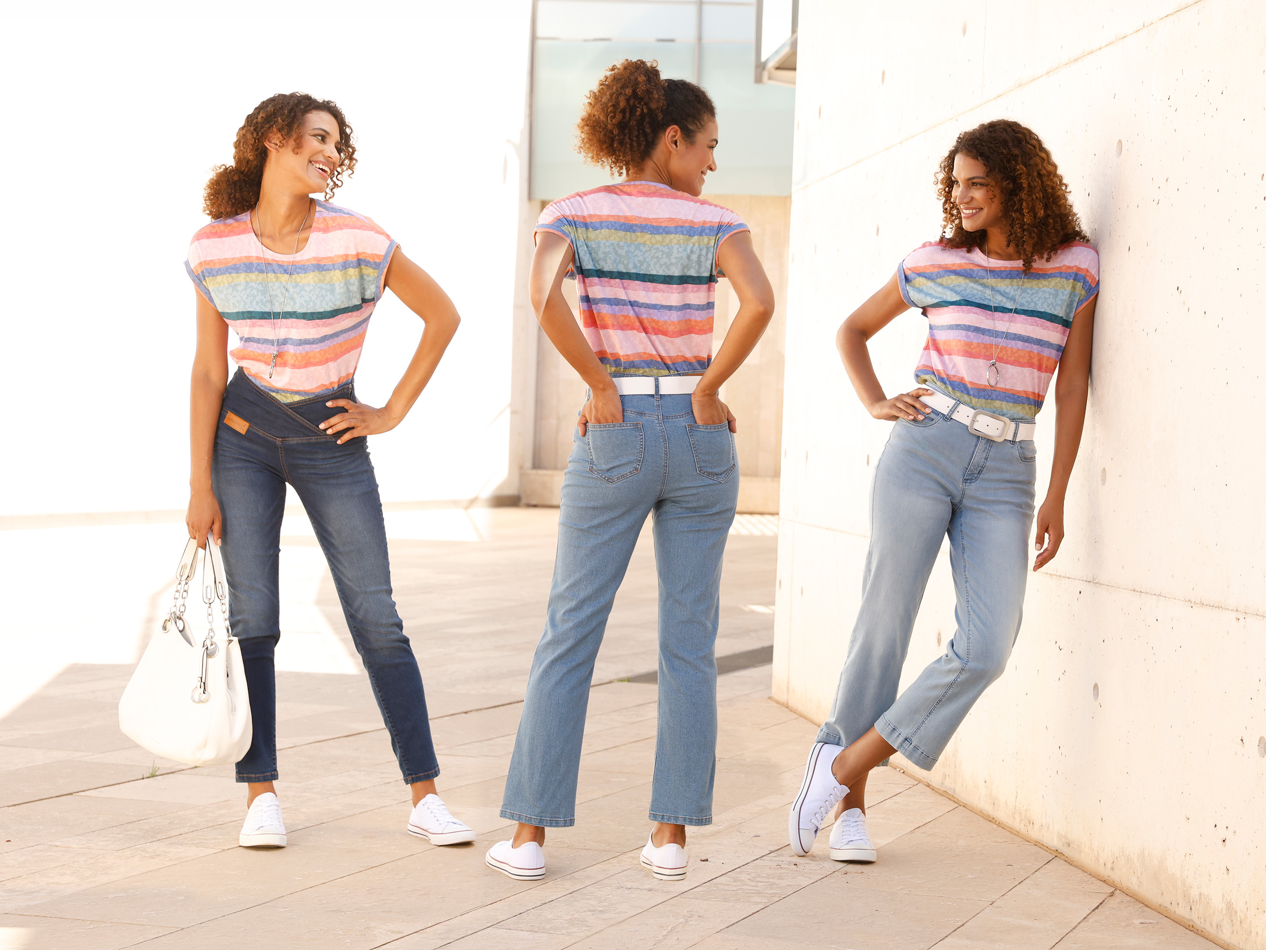 Frau in drei Posen zeigt verschiedene Jeans-Modelle mit bunt gestreiftem T-Shirt und weißen Sneakern vor hellem Hintergrund.