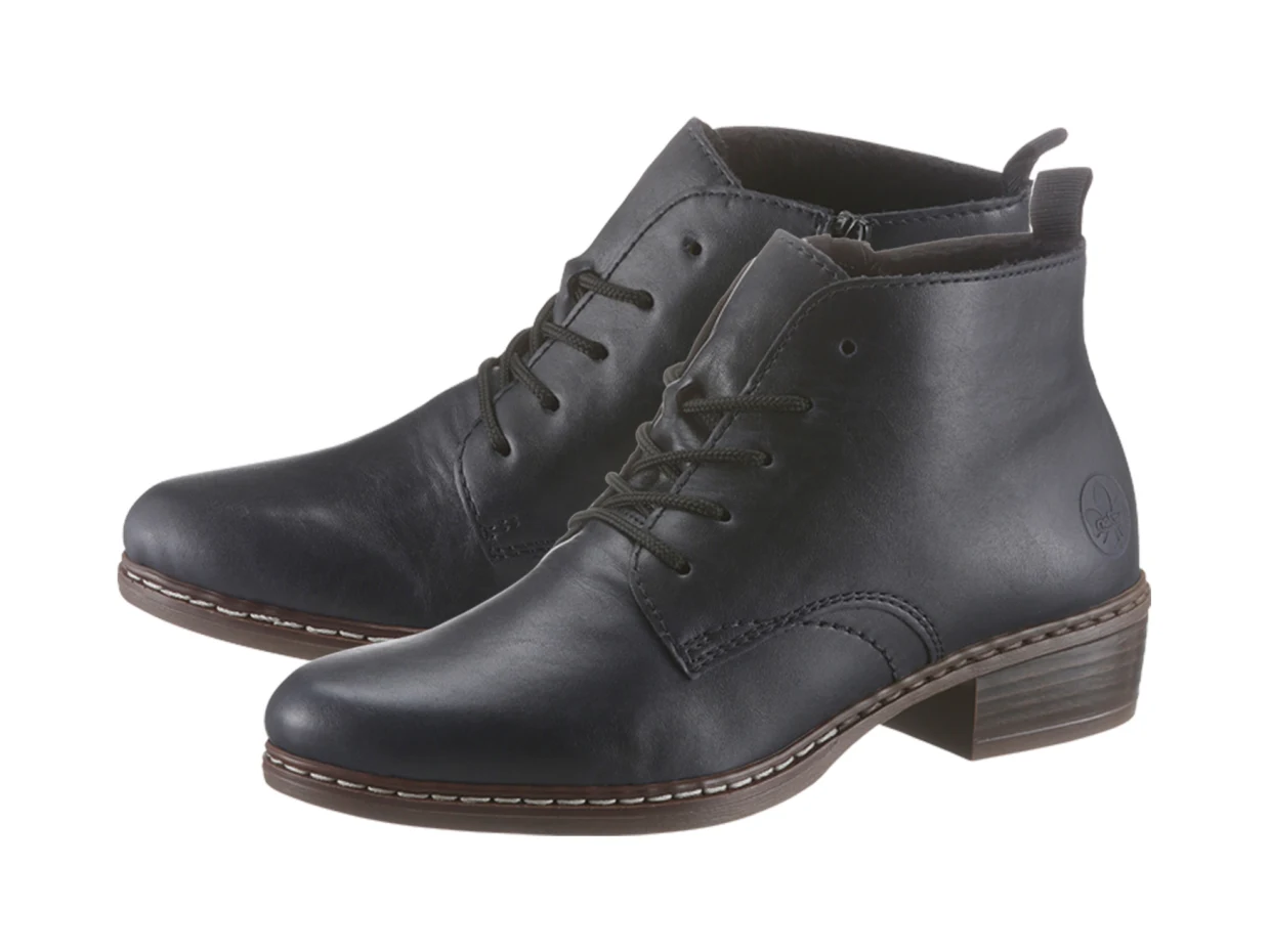 Schwarze Damen-Stiefeletten aus Leder mit Schnürung und flachem Absatz. Schwarze Damen-Stiefeletten aus Leder mit Schnürung und flachem Absatz.