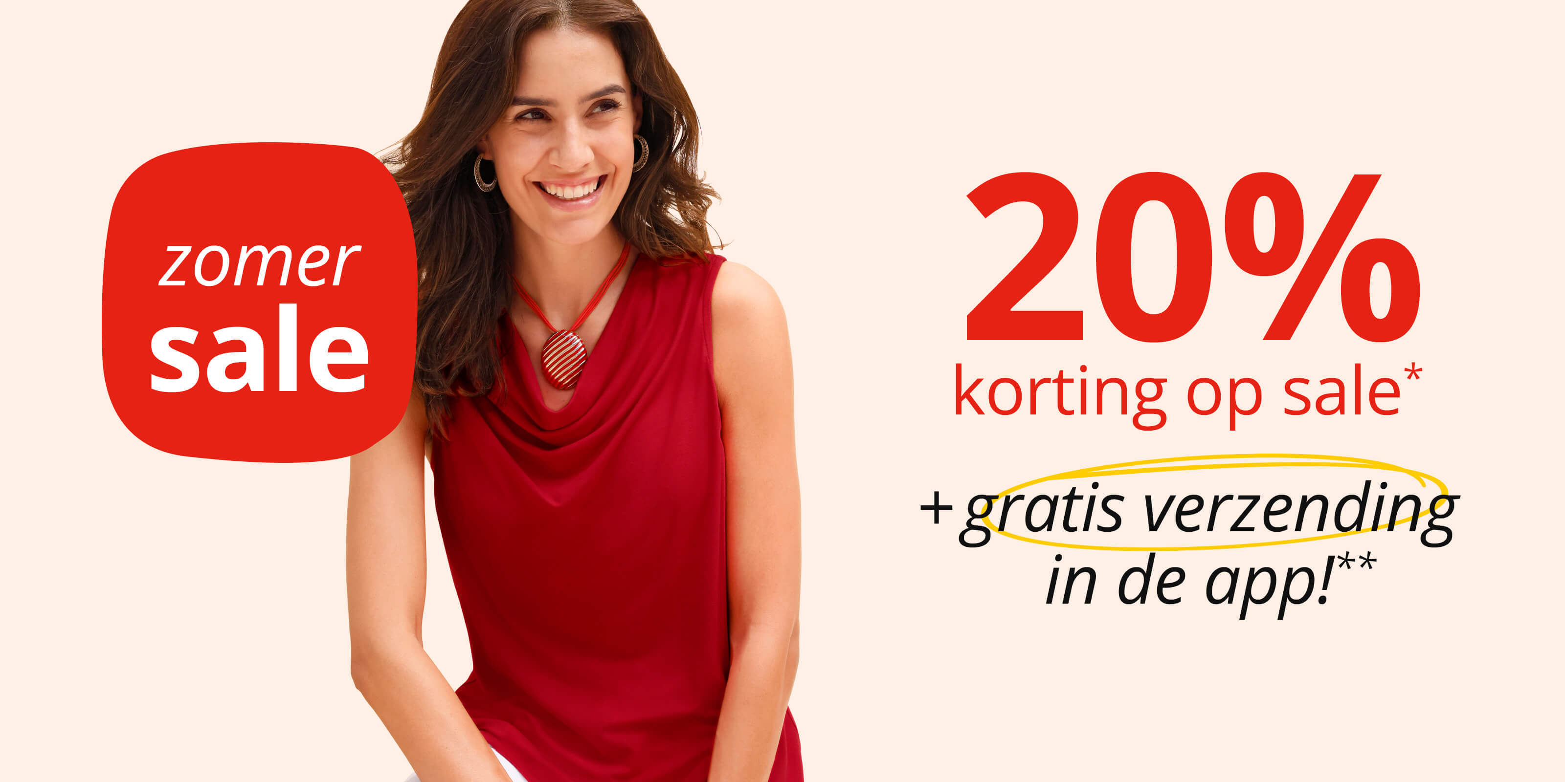 Een advertentie met de tekst 'zomer sale 20 % korting op sale!* + gratis verzending in de app!**'. De achtergrond is lichtbeige en toont een vrouw in een mouwloze, rode top en een witte broek.