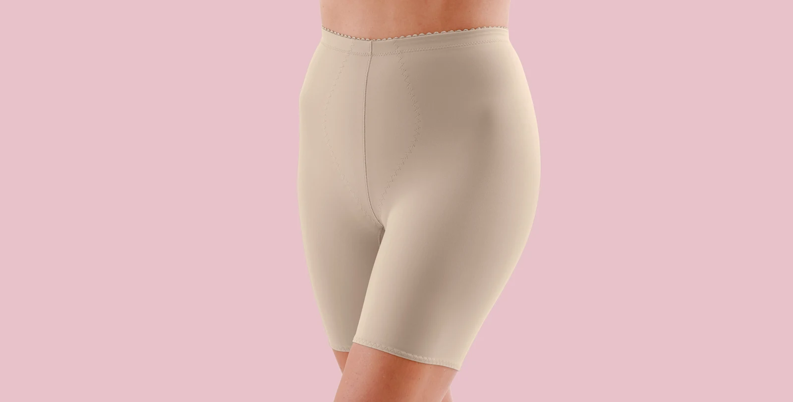 Beige Shapewear-Shorts mit hoher Taille, getragen auf rosa Hintergrund.