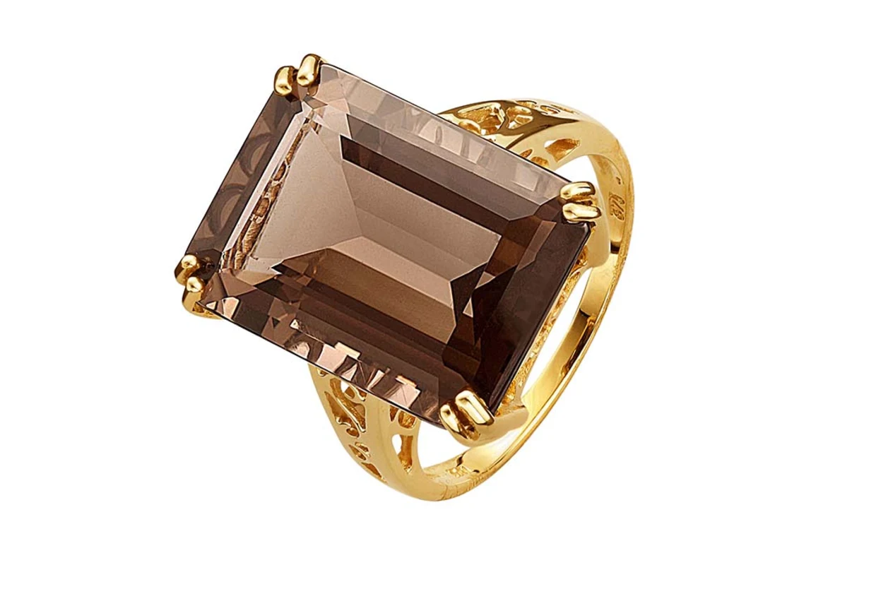 Goldring mit rechteckigem, braunem Edelstein im Smaragdschliff. Goldring mit rechteckigem, braunem Edelstein im Smaragdschliff.