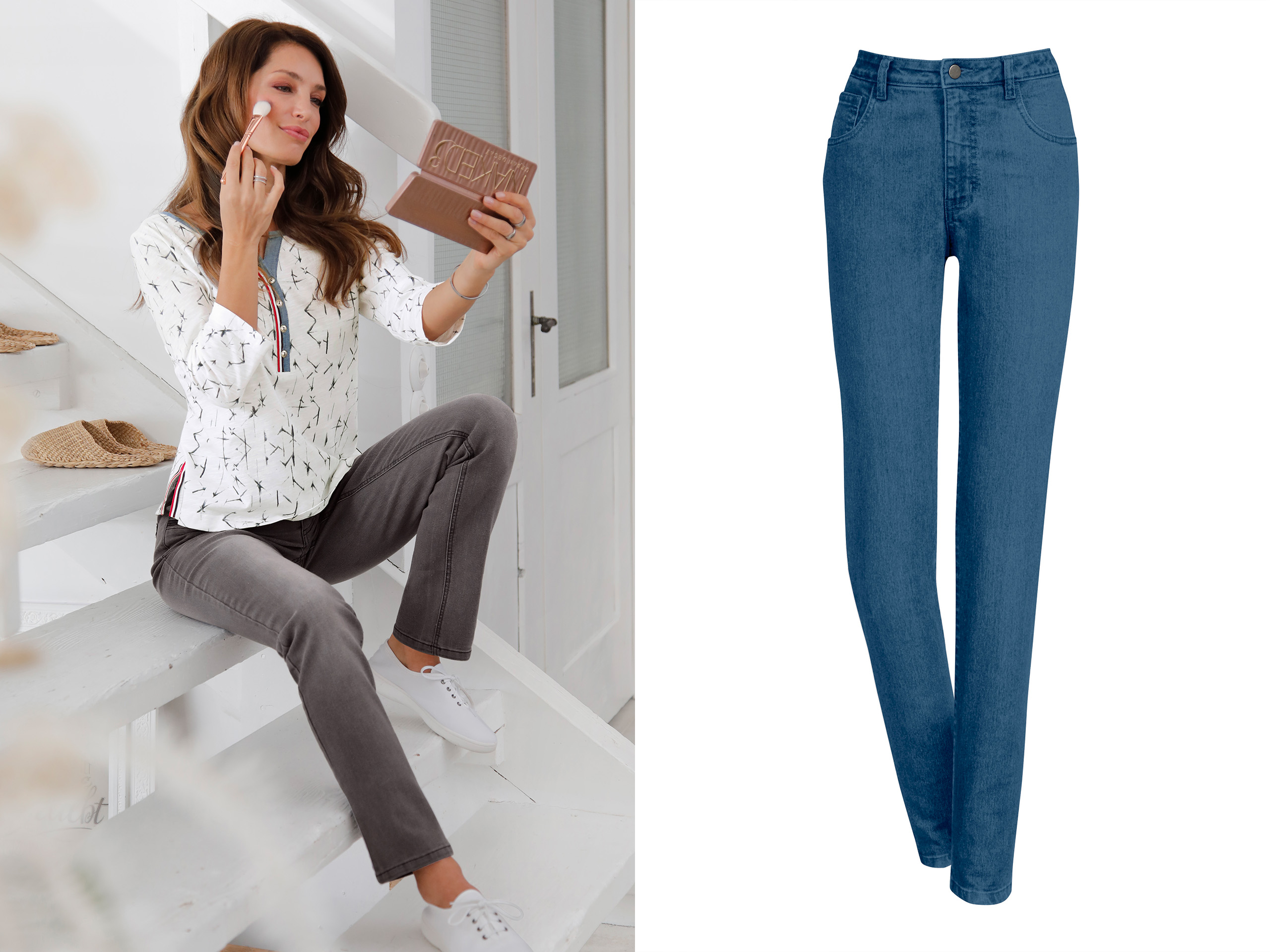 Links: Frau sitzt auf einer weißen Treppe, trägt graue Jeans, weißes gemustertes Oberteil und weiße Sneaker. Rechts: blaue Jeanshose vor weißem Hintergrund.