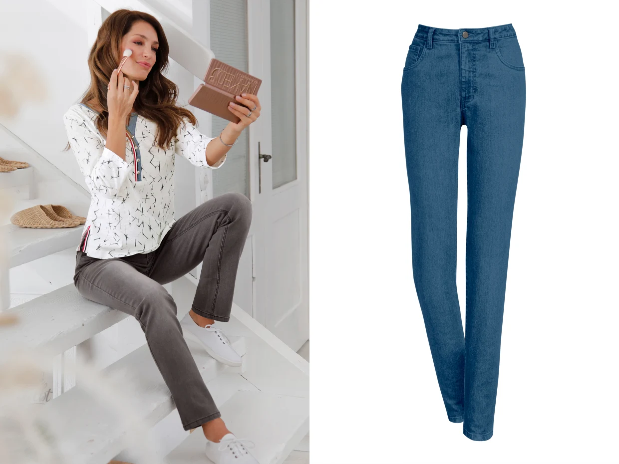 Links: Frau sitzt auf einer weißen Treppe, trägt graue Jeans, weißes gemustertes Oberteil und weiße Sneaker. Rechts: blaue Jeanshose vor weißem Hintergrund.