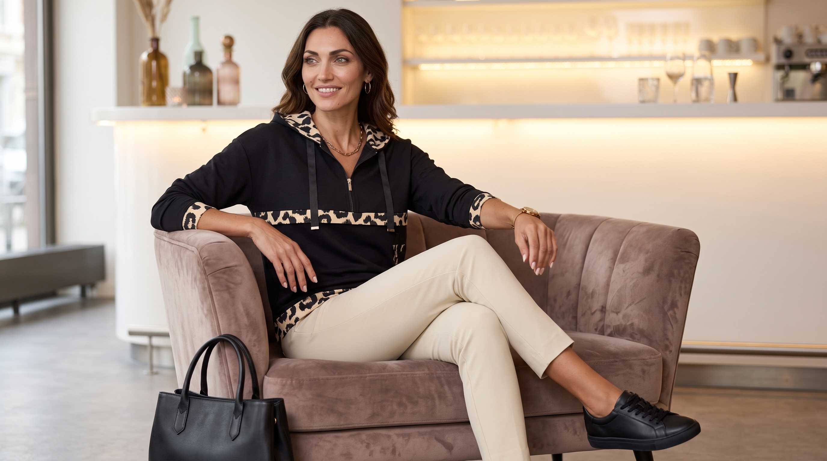 Selbstbewusste Frau in modernem Animal-Print-Look bei einem Stadtbummel