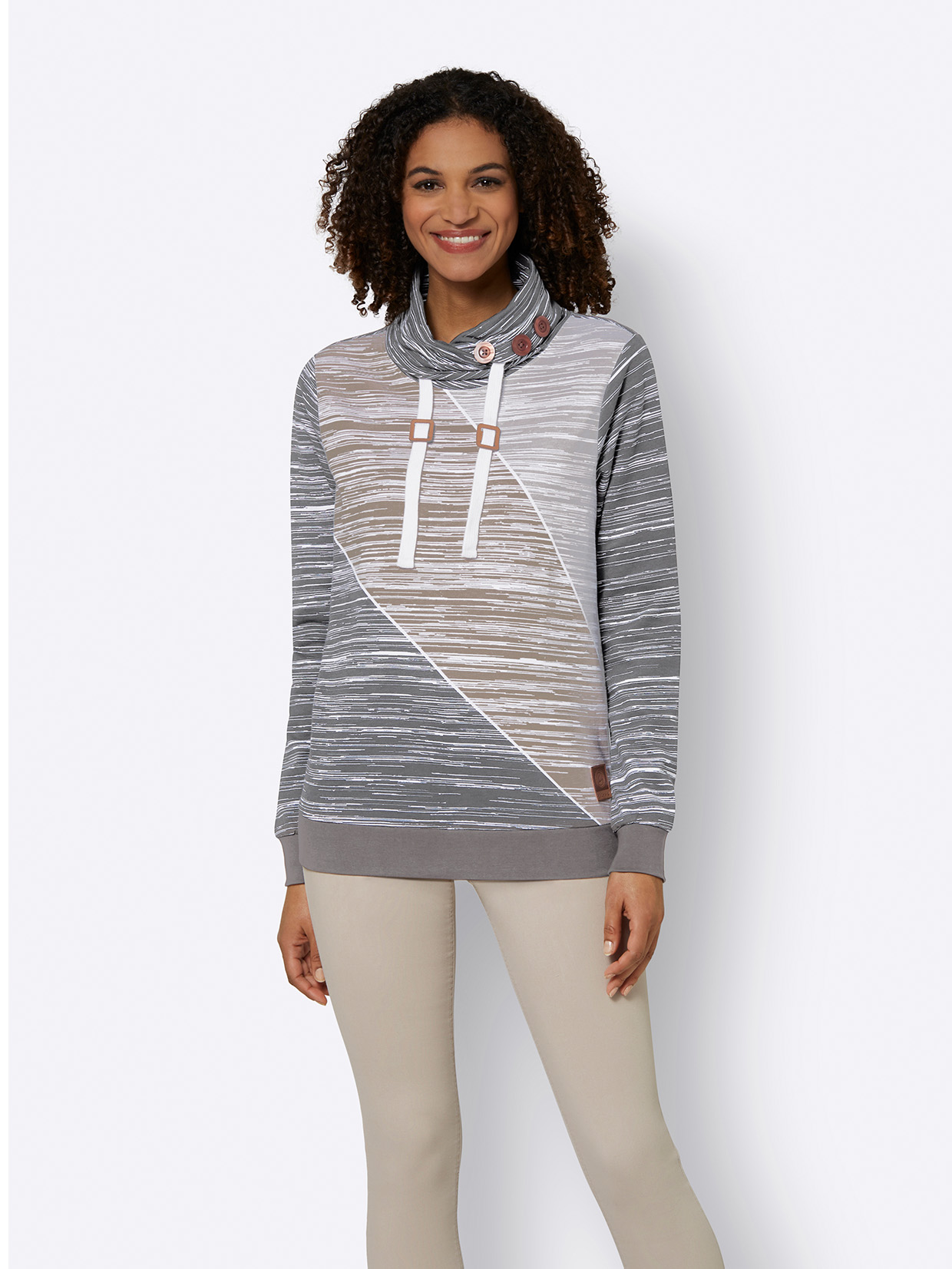 Langärmliger Damen-Pullover mit grauem und beigem Streifenmuster, asymmetrischem Design, Stehkragen mit Knöpfen und dekorativen Kordeln, kombiniert mit beigefarbener Hose.