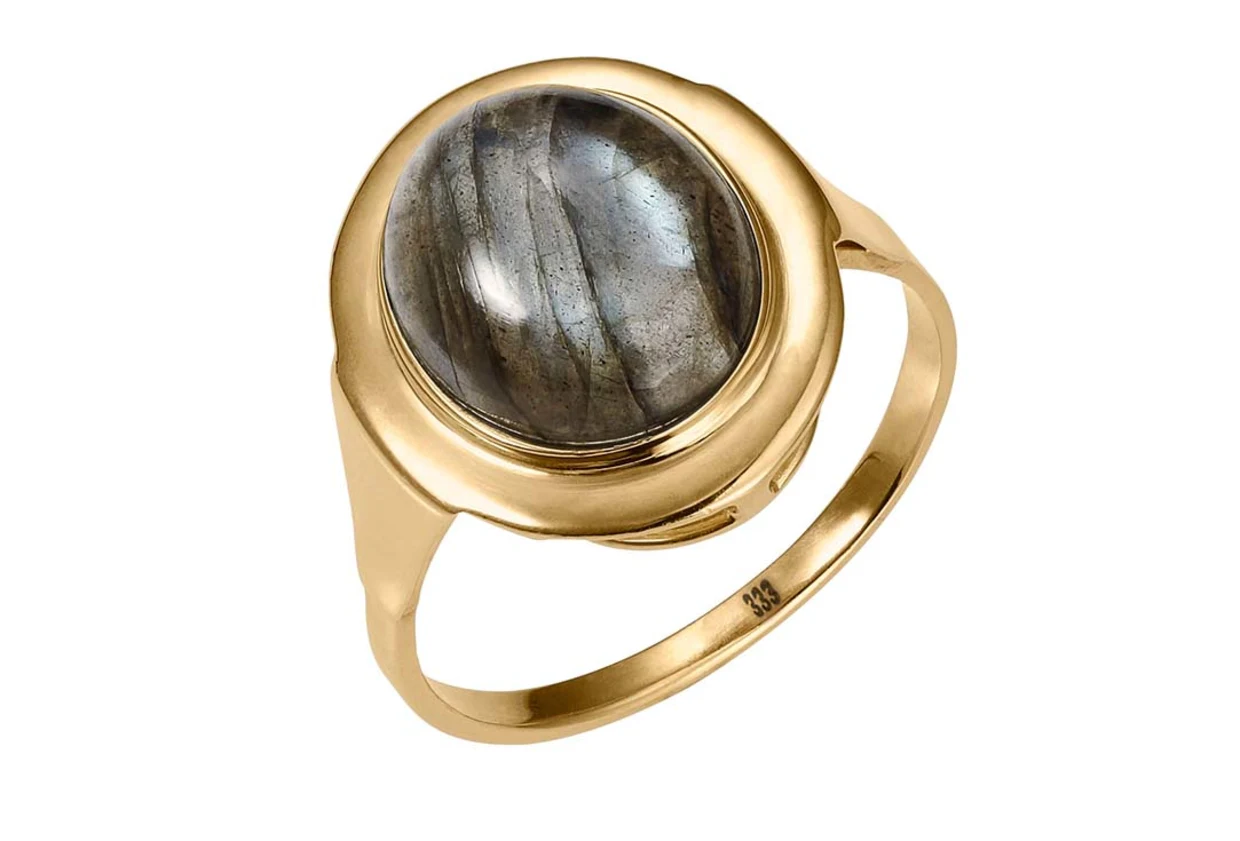 Goldring mit ovalem Labradorit-Stein und Gravur "333" auf der Ringschiene. Goldring mit ovalem Labradorit-Stein und Gravur "333" auf der Ringschiene.