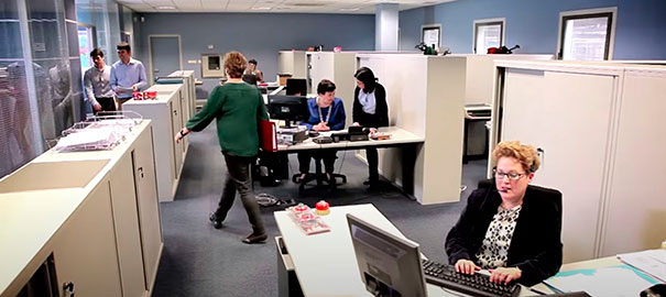 Oficinas-gente-pasillos-2-605x270