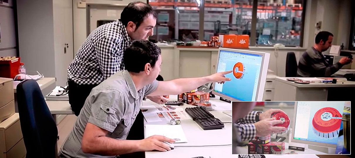 Pieza-en-3D-con-2-trabajadores-en-ordenador+1-foto