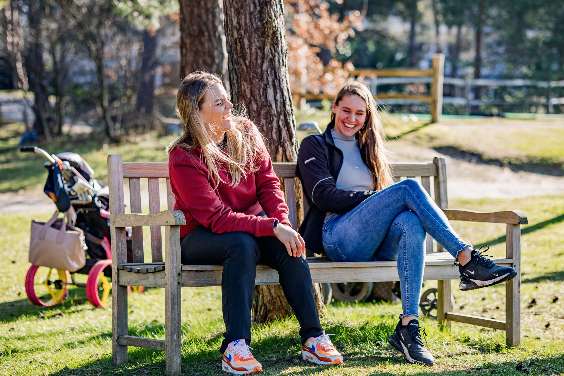 Female golfers sitting on a bench. Photo: Renate Roeleveld.