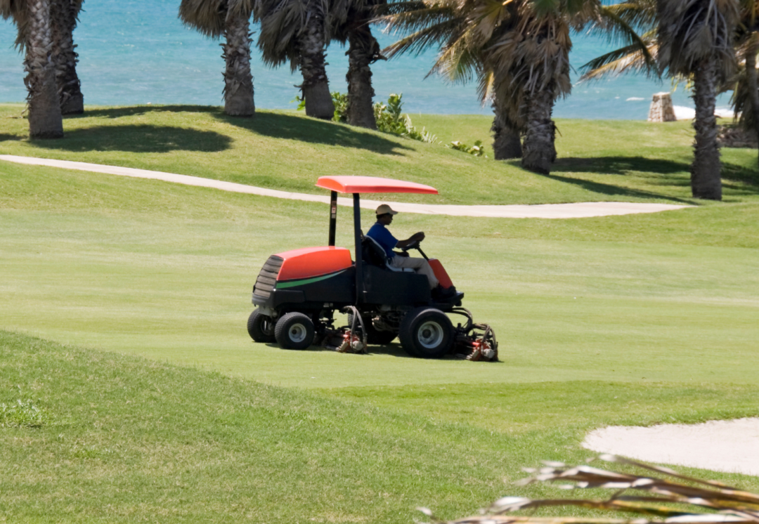 Golf course maintenance work; Communication about maintenance work.