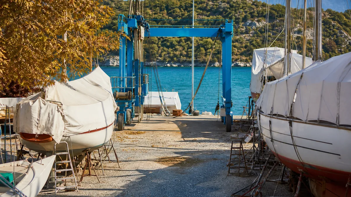 Çekek sahasında payandalara alınmış brandalı tekneler ve mavi travel lift