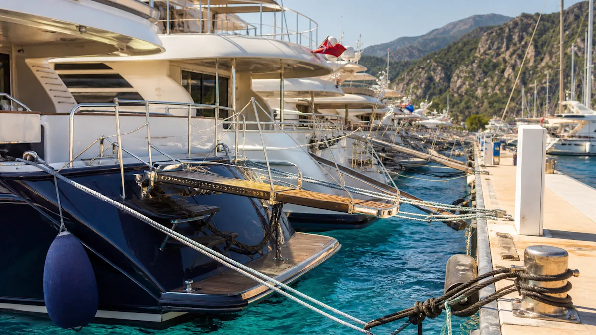 Göcek marinasında kıçtan karaya bağlı motoryatlar, palamar halatları ve pasarellalar