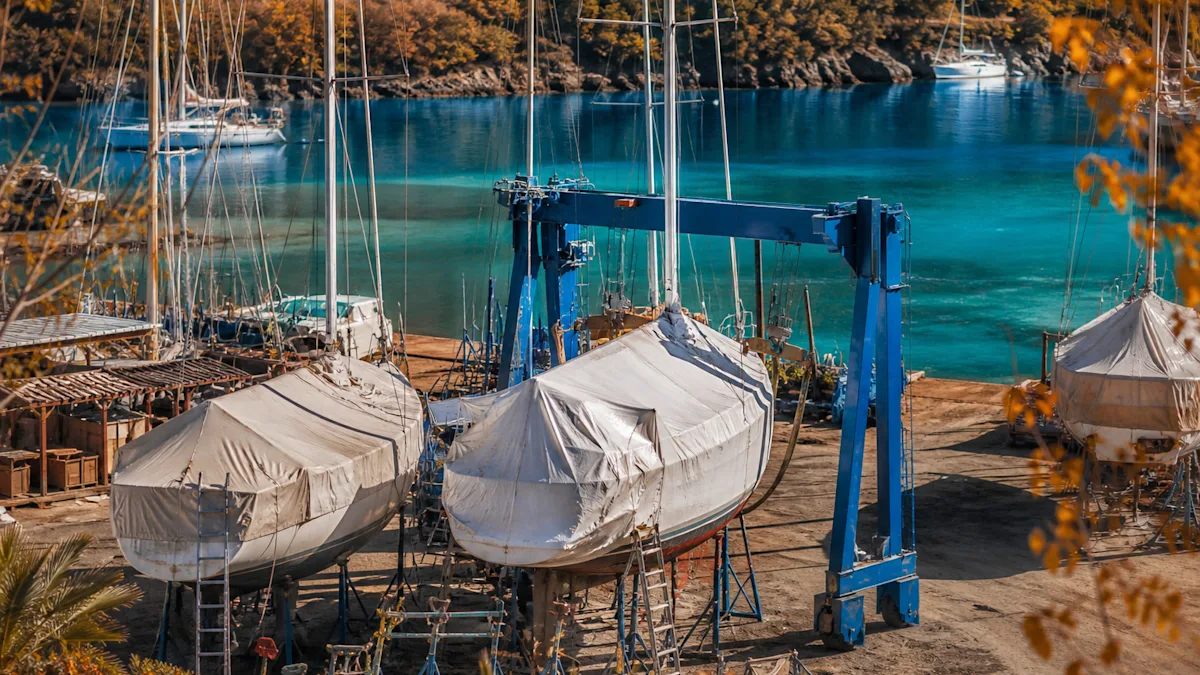 Sonbaharda çekek sahası: brandalı tekneler, payandalar ve travel lift