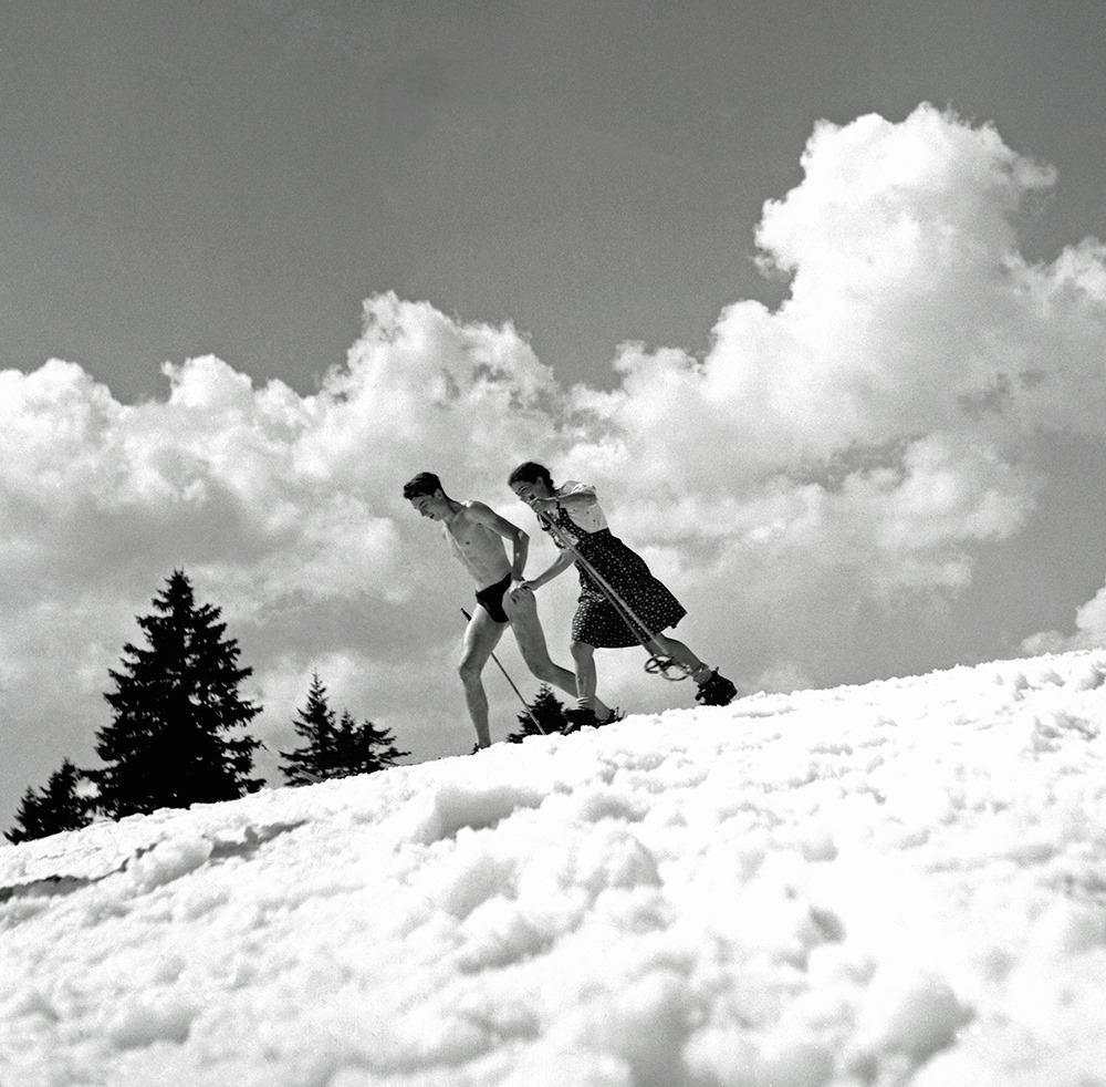 Pierre Jamet, Miguel Demuynck et Hélène Rosenberg près de l’auberge de jeunesse du Petit Morond (Jura) (1938)
