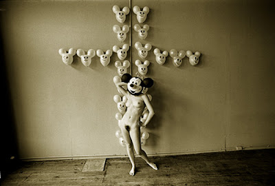 Les Krims, The Static Electric Effect of Minnie Mouse on Mickey Mouse Balloons (1968)