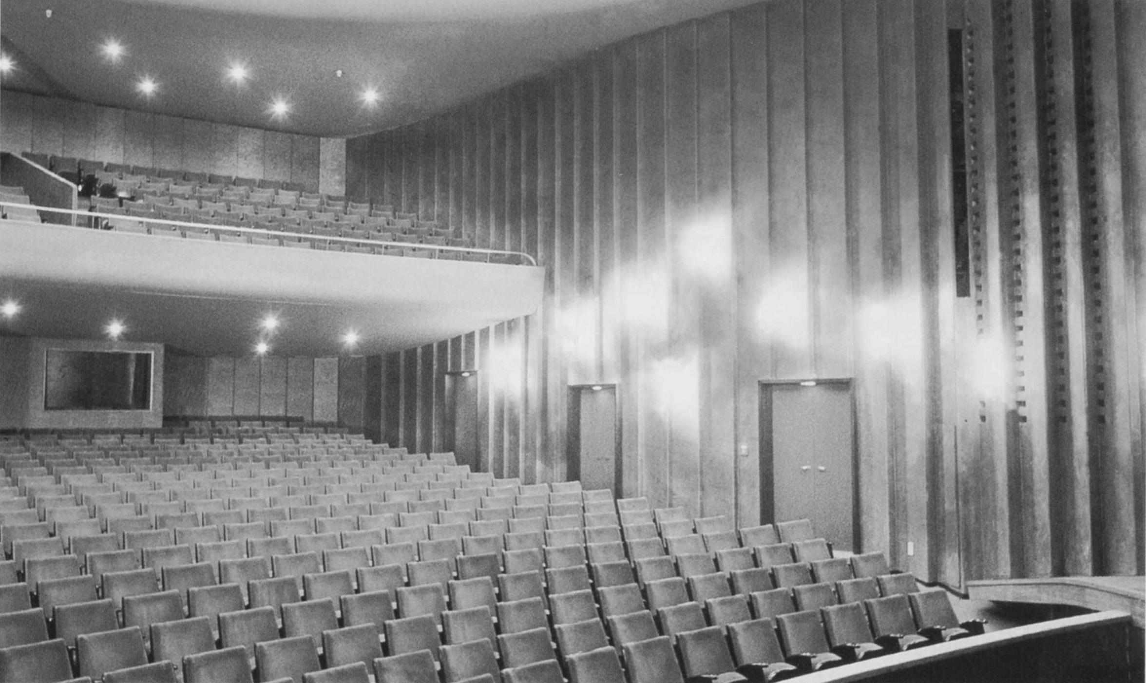 Schauspielhaus mit Blick in den Zuschauerraum mit Rang 1959