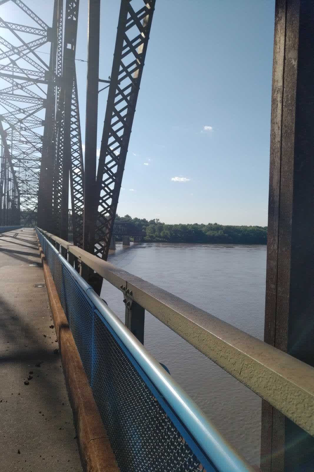 Skręcający most nad Mississippi River