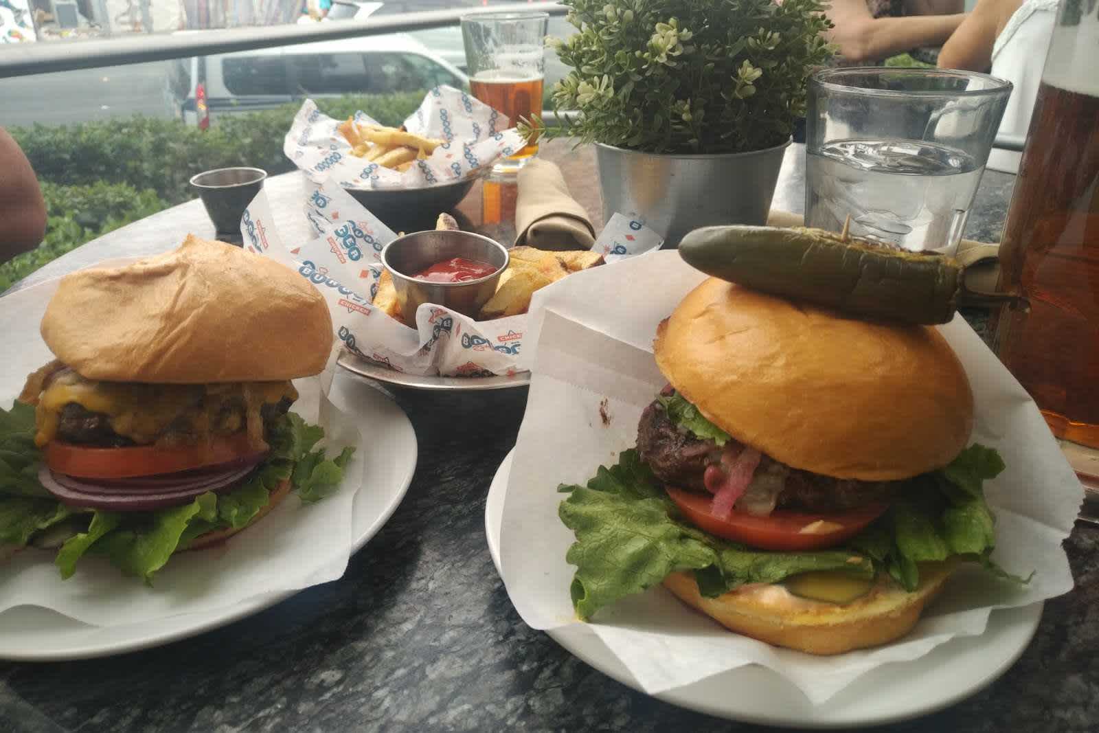 Klasyka gatunku czyli burger i frytki Klasyka gatunku czyli burger i frytki