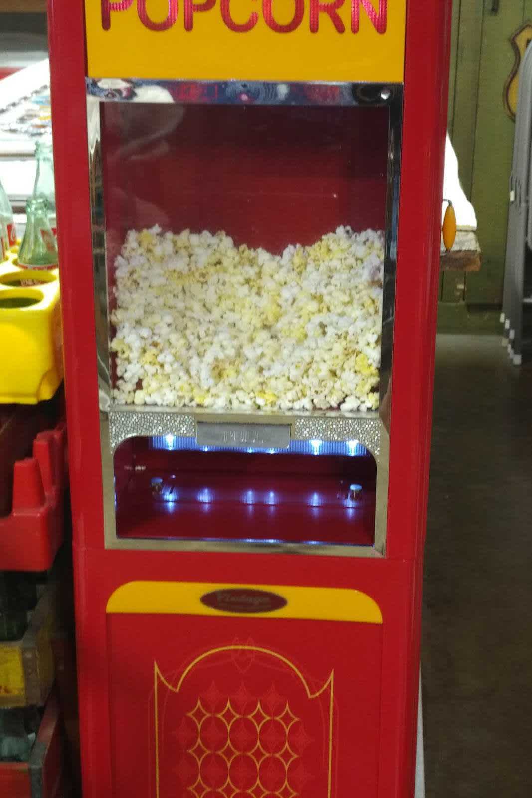 Gardner - chatka coca-coli i maszyna do popcornu