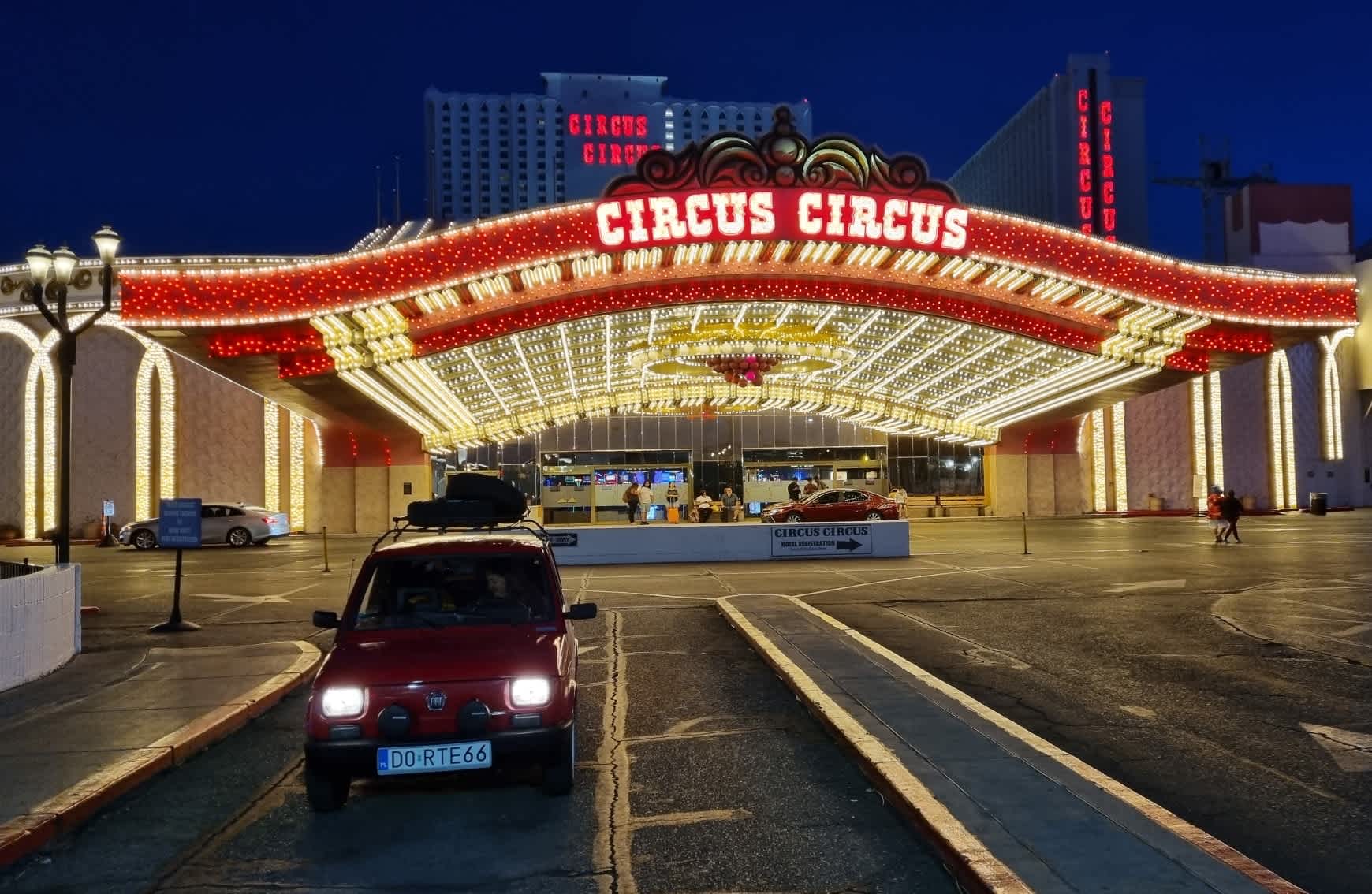 Maluszek pod CIrcus Circus Hotel gdzie w 2017 roku mieszkaliśmy