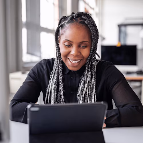 Professionell präsentierende Frau mit Brille im Gespräch