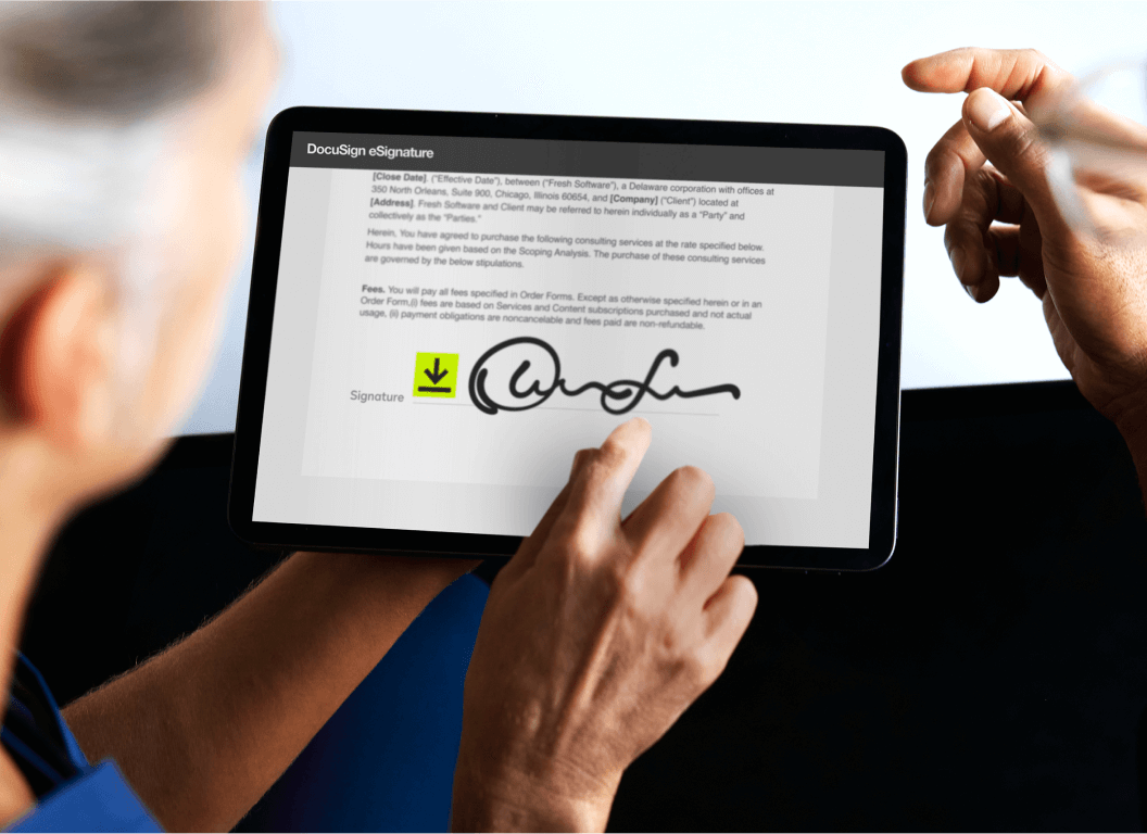 Clientes firmando un documento en una tableta